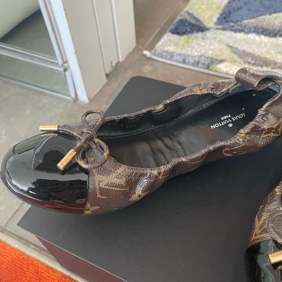 Louis Vuitton shoes. It is beautiful little too tight on me. - Picture 3 of 6